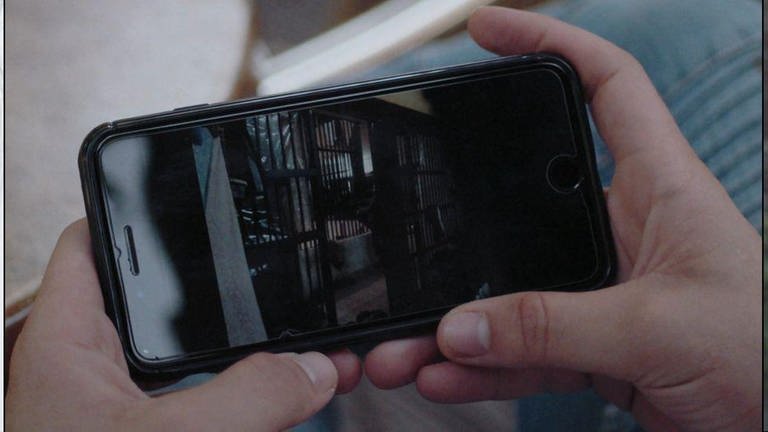Collage: zwei aus Syrien geflüchtete Menschen und Hände, die ein Smartphone halten mit einem Bild von einer Gefängniszelle in Syrien (Foto: WDR)