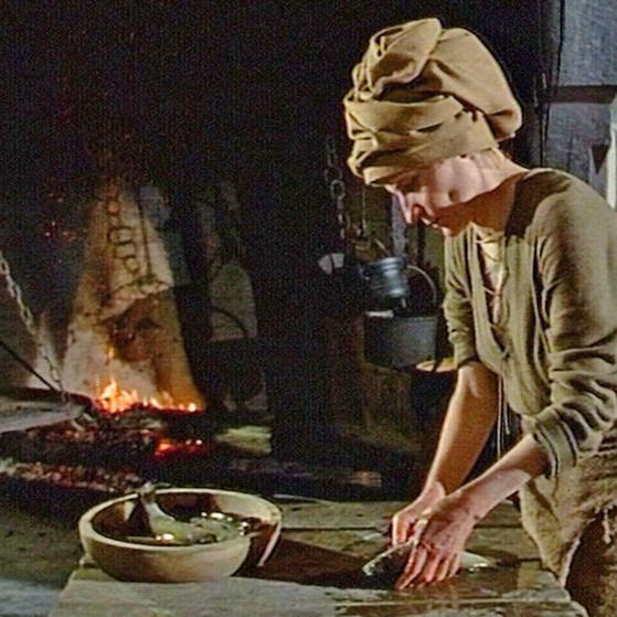 Frau in mittelalterlicher Küche. (Foto: SWR – Screenshot aus der Sendung)