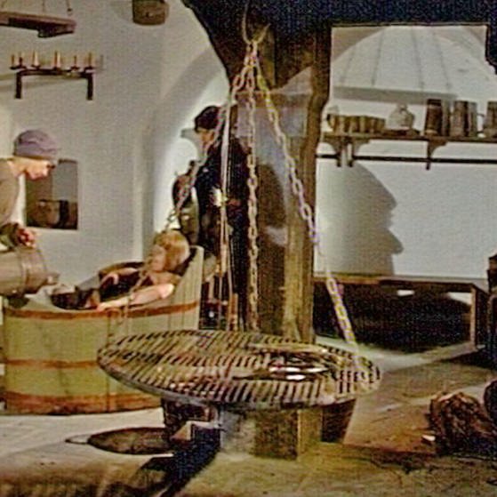 Mittelalterliche Küche, Ritter in Holzbadewanne. (Foto: SWR – Screenshot aus der Sendung)