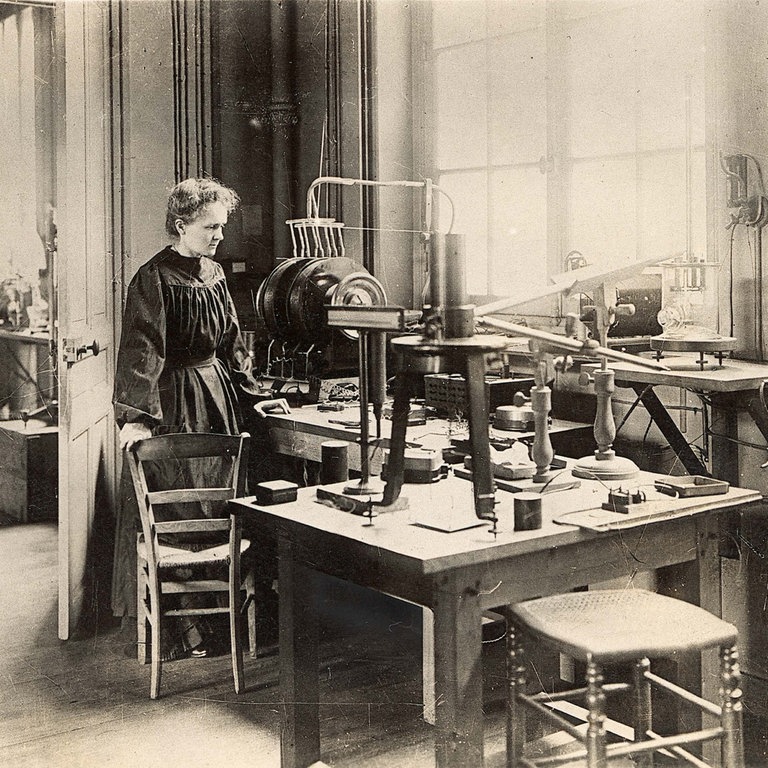 Schwarzweiß-Bild: Marie Curie in ihrem Labor (Foto: WDR, Henri Manuel/Musée Curie/dpa)