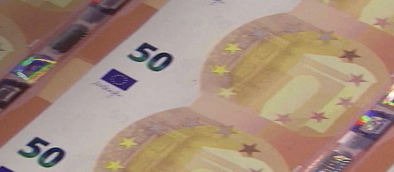Frisch gedruckte fünfzig Euro Scheine. (Foto: SWR – Screenshot aus der Sendung)