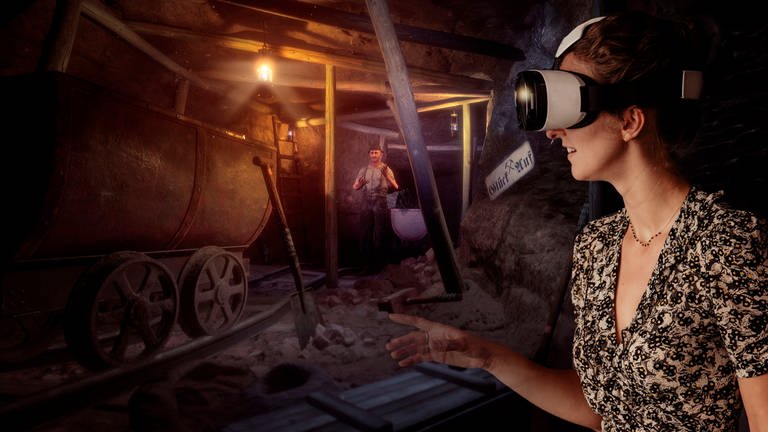 Frau mit VR-Brille schaut sich den Stollen eines Bergwerks an (Foto: WDR)