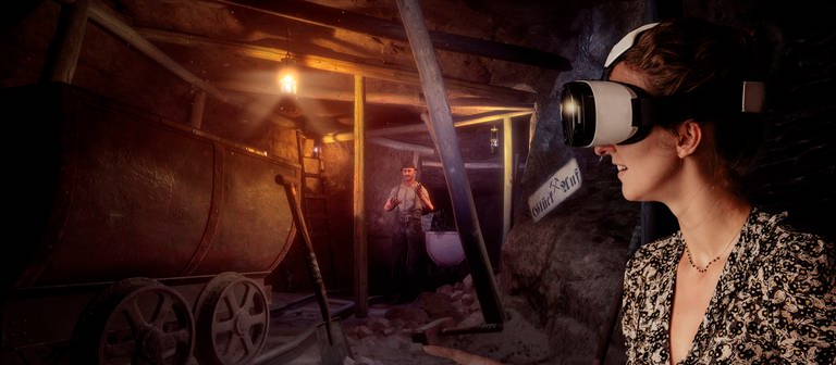 Frau mit VR-Brille schaut sich den Stollen eines Bergwerks an (Foto: WDR)