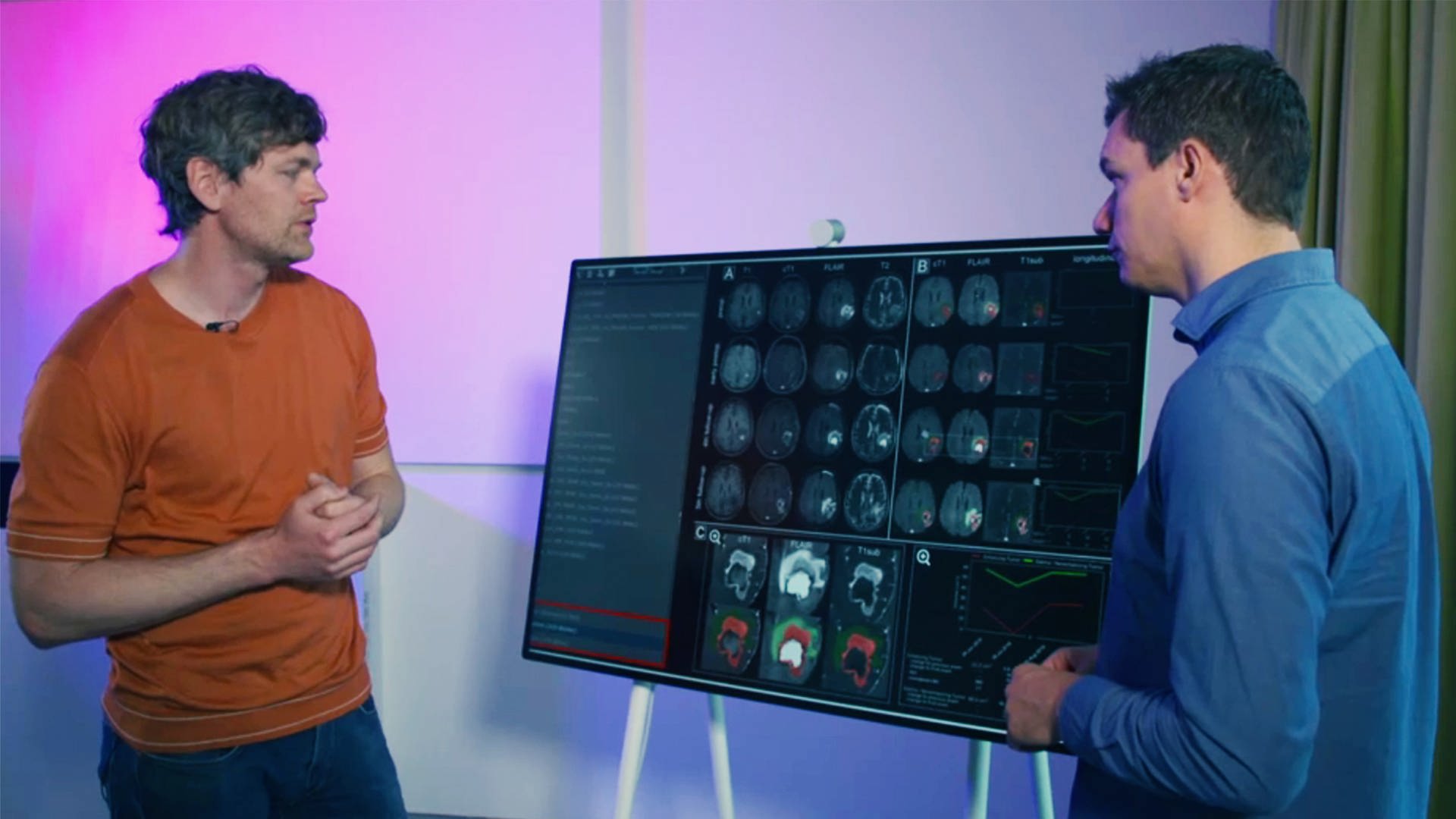 Ein Mediziner zeigt Dennis Horn auf Röntgenbildern, wie Künstliche Intelligenz bei Operationen unterstützt. (Foto: WDR)