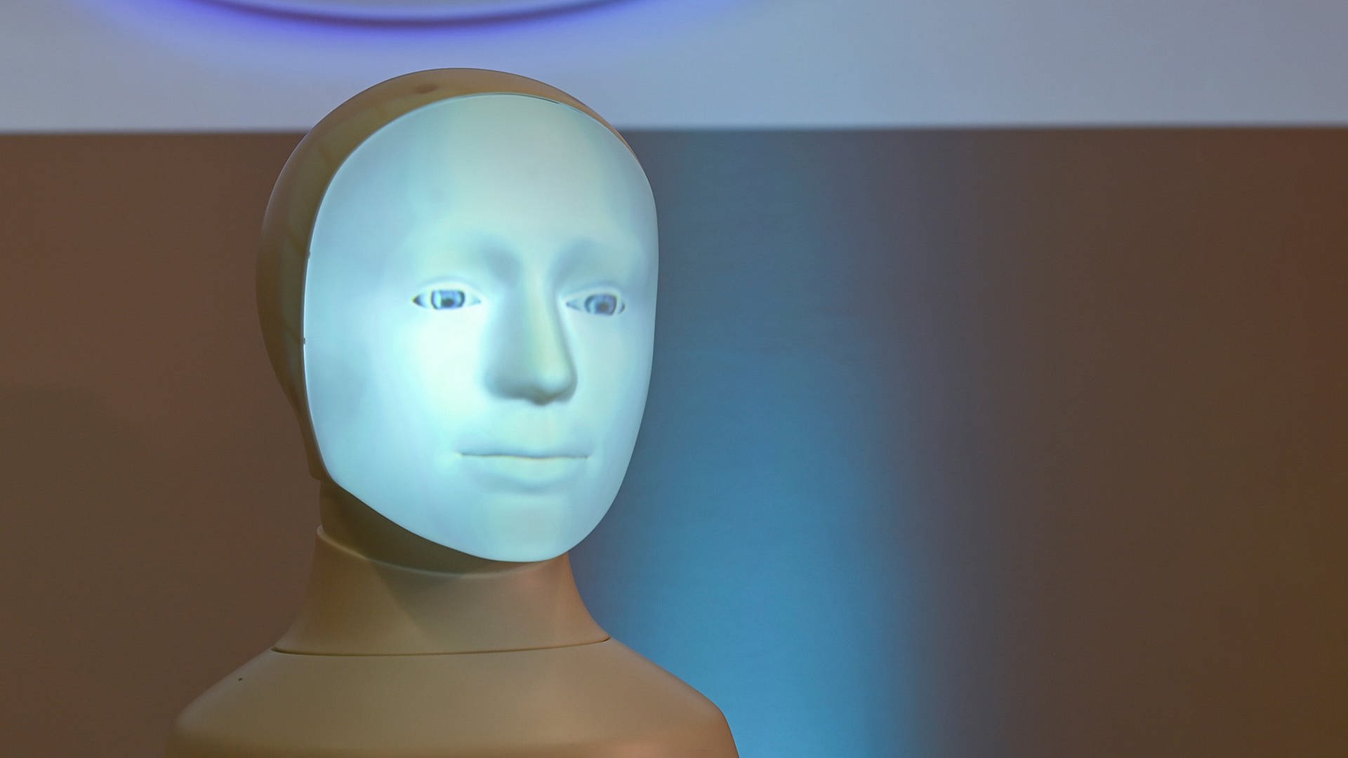 Ein Roboter von Forschern der TU Darmstadt mit menschlich aussehendem Gesicht beantwortet moralische Fragen mit künstlicher Intelligenz. (Foto: picture-alliance / Reportdienste, Arne Dedert, dpa)