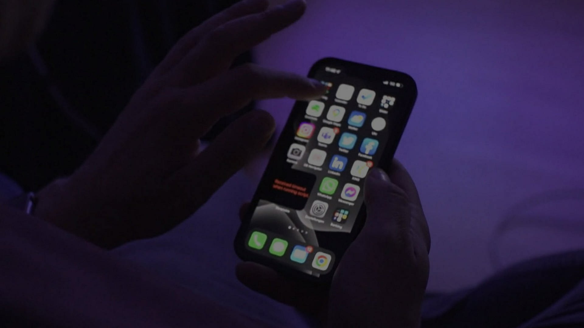 Smartphone mit Apps, die zum Teil auf KI basieren. (Foto: WDR)