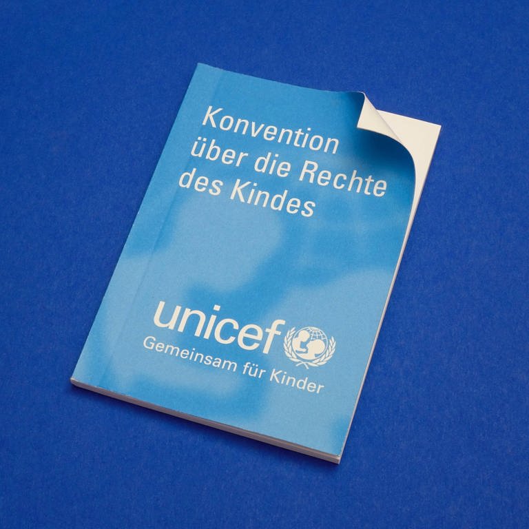 Broschüre von Unicef über Kinderrechte (Foto: WDR, Imago/Sascha Steinach)