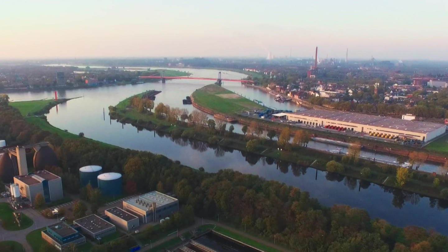 Blick von oben auf die Ruhr und Industrieanlagen (Foto: WDR)