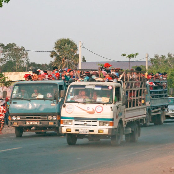 Pickup-Lastkraftwagen mit Menschen , stehend auf den Ladeflächen. (Foto: SWR/Wawro)