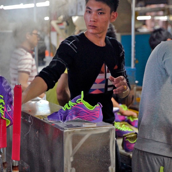 Produktion von Turnschuh en in einer Fabrik in Asien. (Foto: SWR/Wawro)