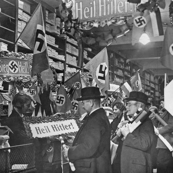 Schwarzweiß-Foto: große Menschenmenge demonstriert. In der Mitte ein Banner: „Nie zu Hitler“. (Foto: SWR – Screeenshot aus der Sendung)