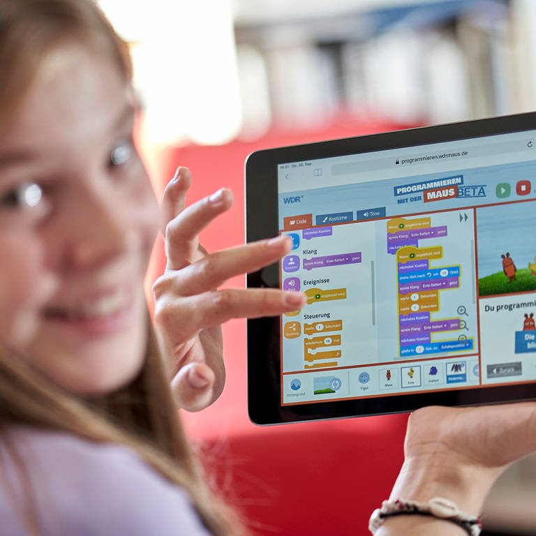 Ein Kind nutzt auf einem Tablet das Spiel "Programmieren mit der Maus"