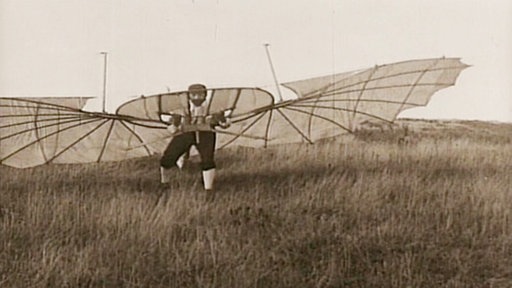 Otto Lilienthal auf einem Hügel beim Startversuch mit einem selbstgebauten Fluggerät, das vogelähnliche Flügel hat. (Foto: SWR/WDR)