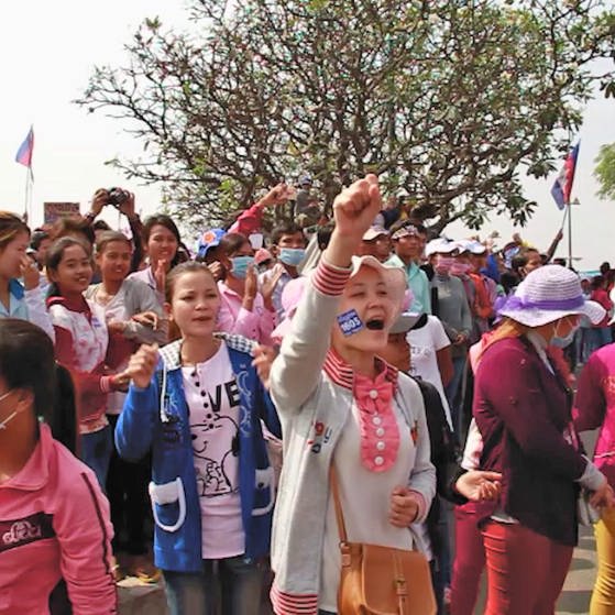 Demonstration von asiatischen Arbeiterinnen. (Foto: SWR – Screenshot aus der Sendung)