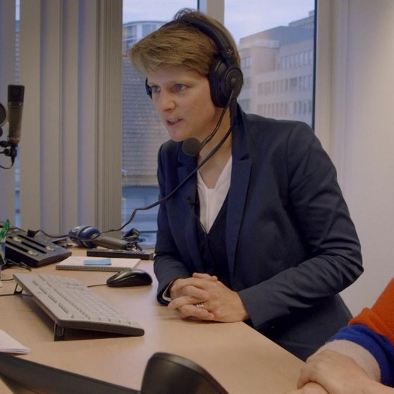 Astrid Corall mit Kopfhörern vor ihrem Monitor; neben ihr Christina Wolf. (Foto: SWR – Screenshot aus der Sendung)