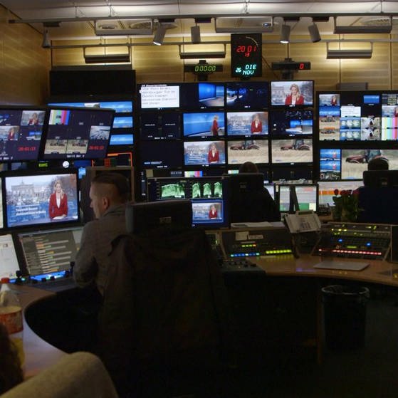 Nachrichtenraum mit vielen Bildschirmen.