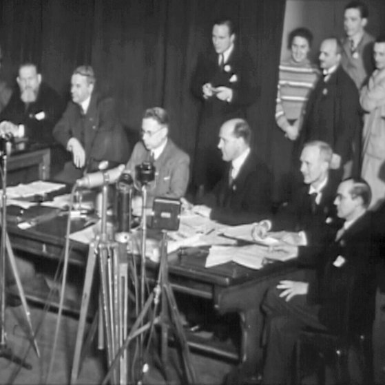 Schwarzweiß-Foto: In Saarbrücken wird das Ergebnis der Abstimmung verkündet. (Foto: SWR – Screenshot aus der Sendung)