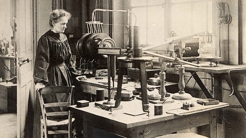 Schwarzweiß-Bild: Marie Curie in ihrem Labor
