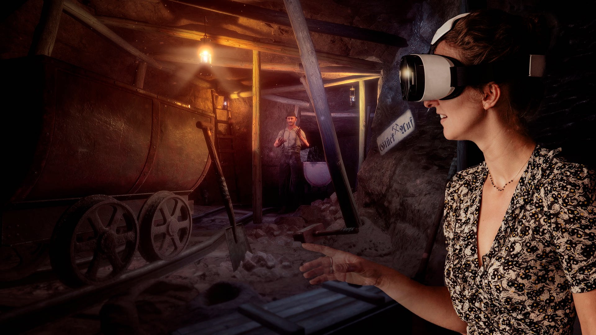 Frau mit VR-Brille schaut sich den Stollen eines Bergwerks an