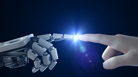 KI - Künstliche Intelligenz: Sich berührende Fingerspitzen von Roboter und Menschvor schwarzem Hintergrund