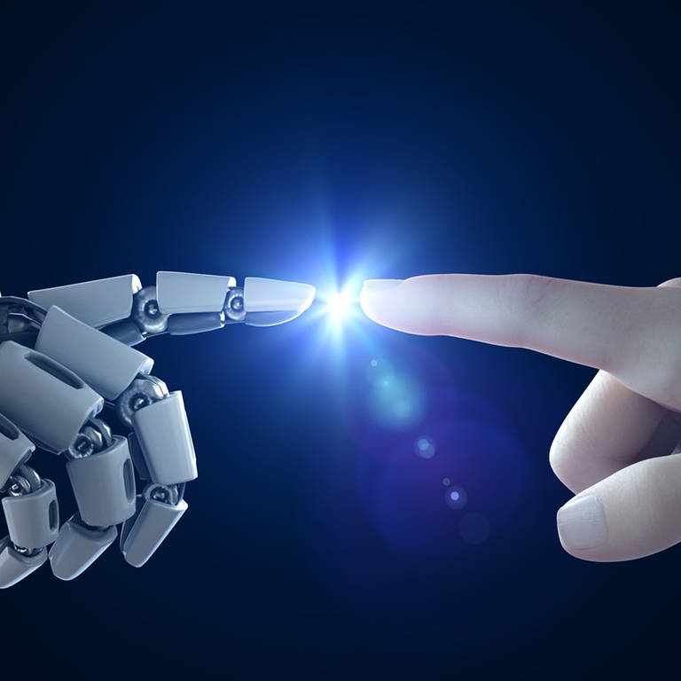 KI - Künstliche Intelligenz: Sich berührende Fingerspitzen von Roboter und Menschvor schwarzem Hintergrund