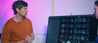 Ein Mediziner zeigt Dennis Horn auf Röntgenbildern, wie Künstliche Intelligenz bei Operationen unterstützt.