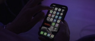 Smartphone mit Apps, die zum Teil auf KI basieren.