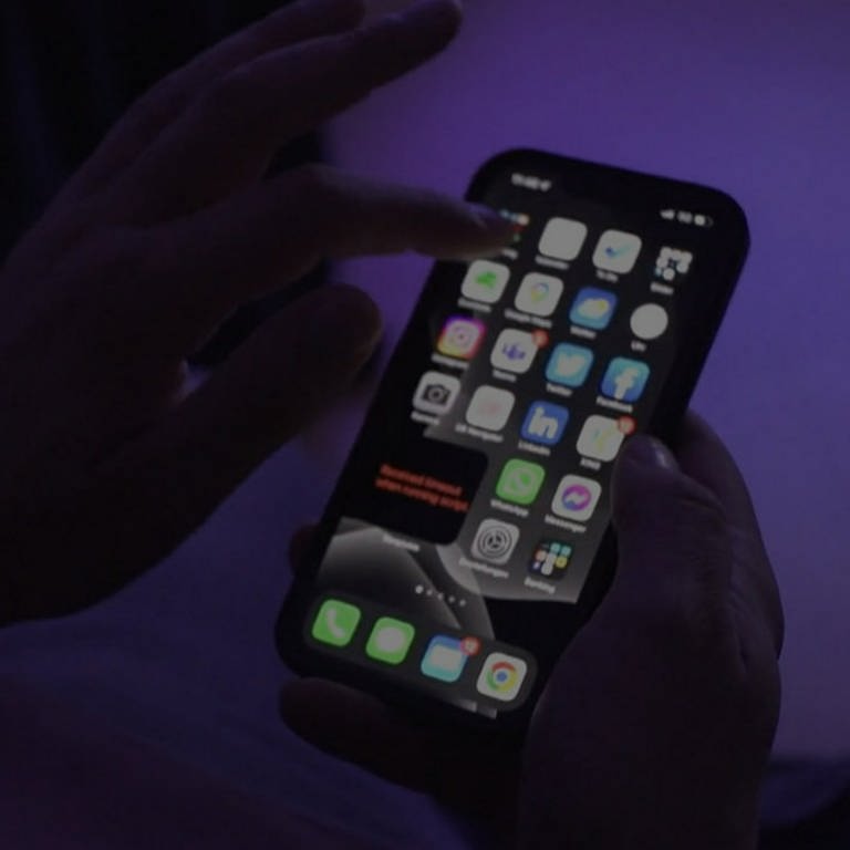 Smartphone mit Apps, die zum Teil auf KI basieren. (Foto: WDR)