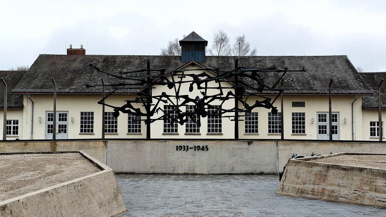 Eingang und Hauptgebäude des Konzentrationslagers Dachau (Foto: WDR, Imago/Revierfoto)