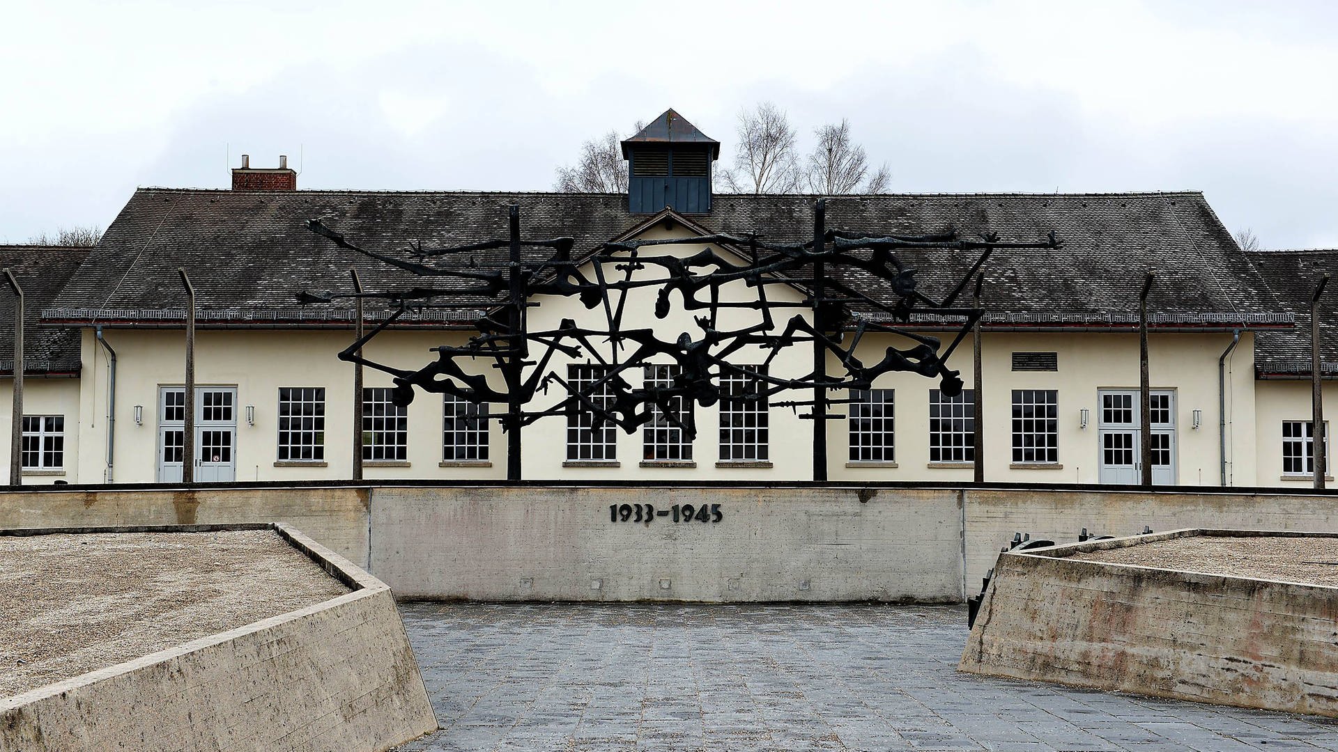 Eingang und Hauptgebäude des Konzentrationslagers Dachau
