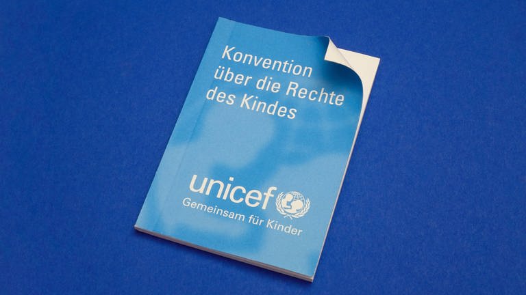 Broschüre von Unicef über Kinderrechte (Foto: WDR, Imago/Sascha Steinach)