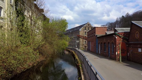 Die Wupper eingezwängt zwischen einer Straße und Gebäuden
