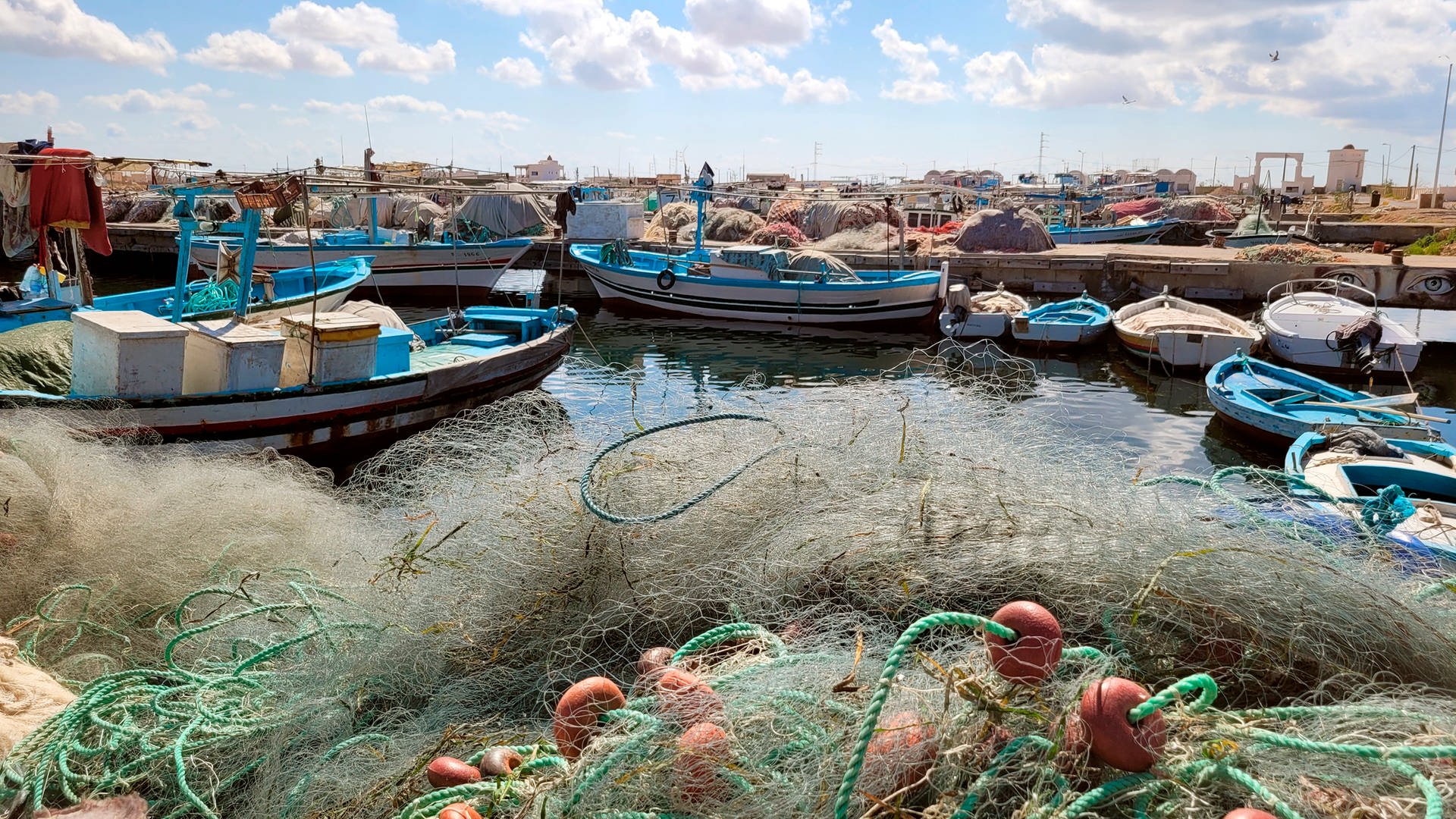 Kleine Fischerboote und Netze in einem Hafen