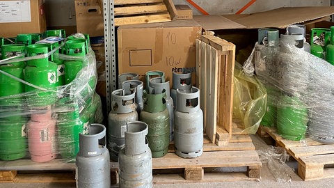 Gasflaschen auf einer Palette