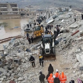 Zerstörungen in einer Stadt nach einem Erdbeben
