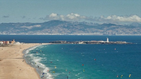 Küstenlandschaft in Spanien mit Strand, Meer und Bergen