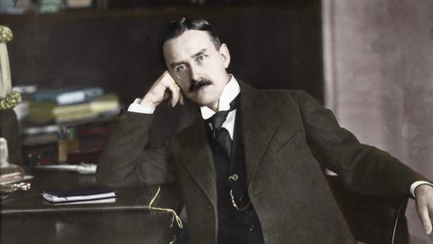 Thomas Mann sitzt gedankenversunken in einem Lehnstuhl