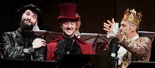 drei verkleidete Männer auf der Bühne spielen das Märchen "Des Kaisers neue Kleider"