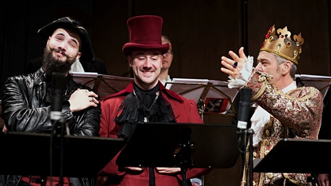 drei verkleidete Männer auf der Bühne spielen das Märchen 