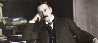 Thomas Mann sitzt gedankenversunken in einem Lehnstuhl