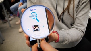 Screenshot aus dem Film "Fakefinder for school"