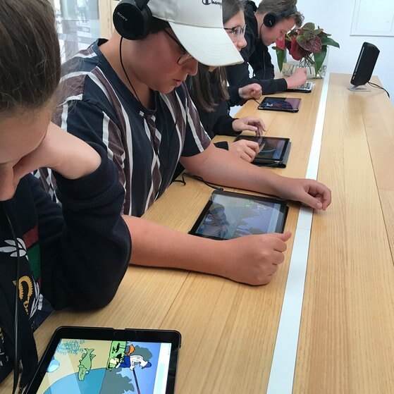 Schüler*innen vor Tablets.