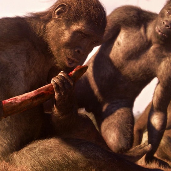 Frühmenschen mit blutigen Tierknochen.