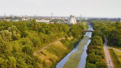 Blick von oben auf die Emscher und Industrieanlagen