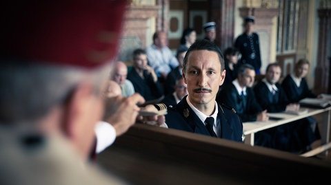 Spielszene: Chefankläger Joseph Granier (Hendrik Heutmann) vor der Richterbank.