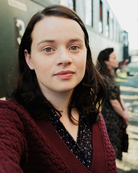 Sophie Scholl am Bahnhof.