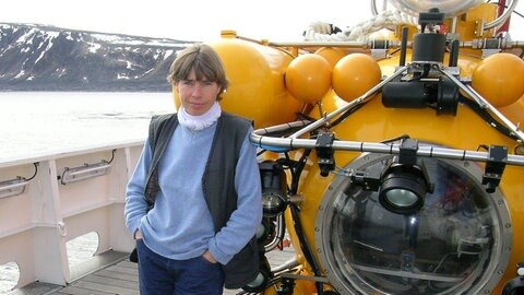 Die Biologin Karen Hissmann steht vor dem Forschungstauchboot "Jago"
