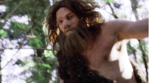 Männlicher Neandertaler im Wald.