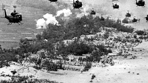 Hubschrauber fliegen über Landschaft