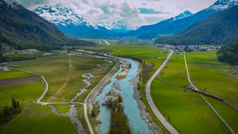 Blick von oben auf den teilweise renaturierten Inn